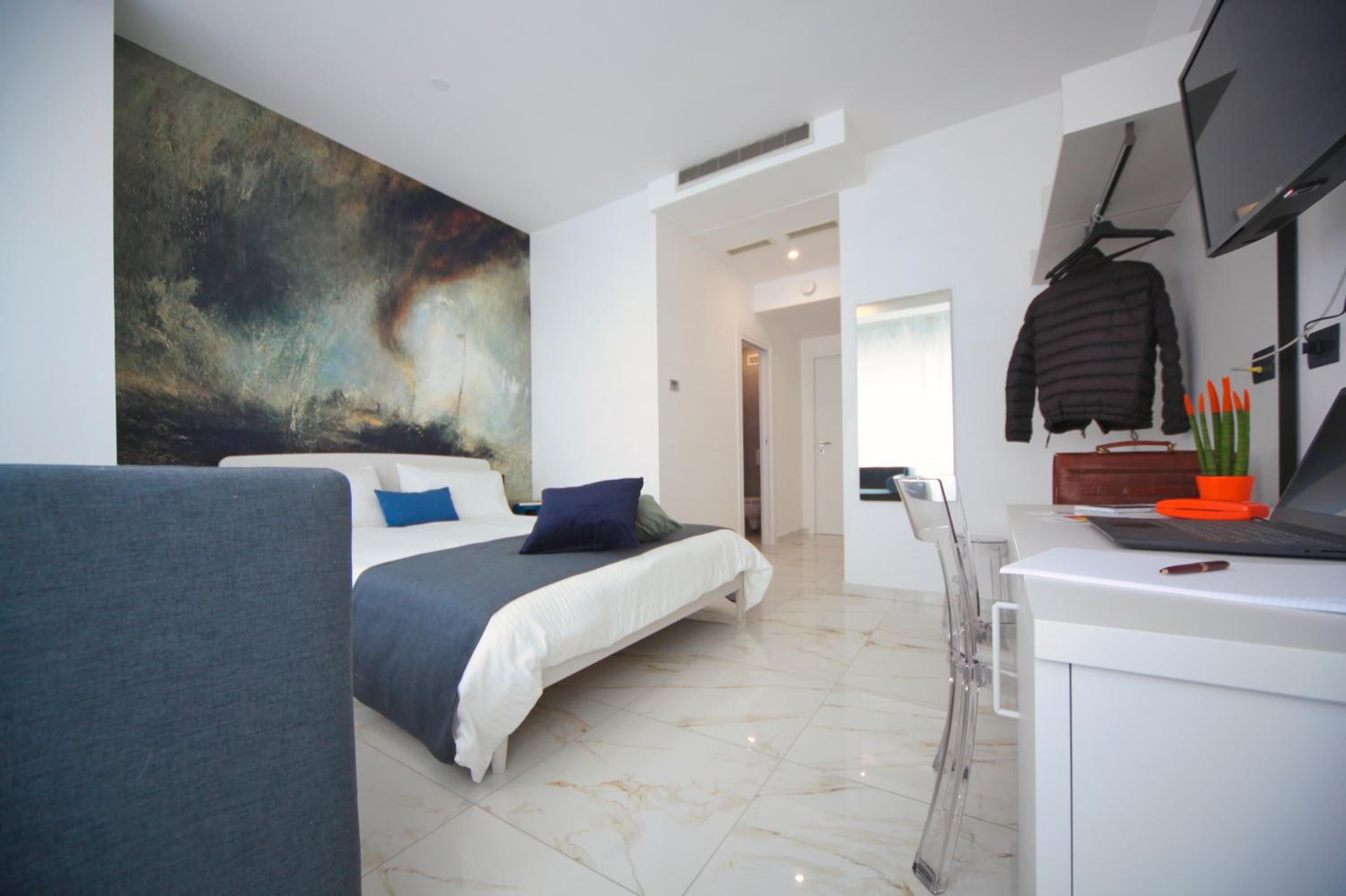 Be Coloured - Boutique Art Rooms in Naples
