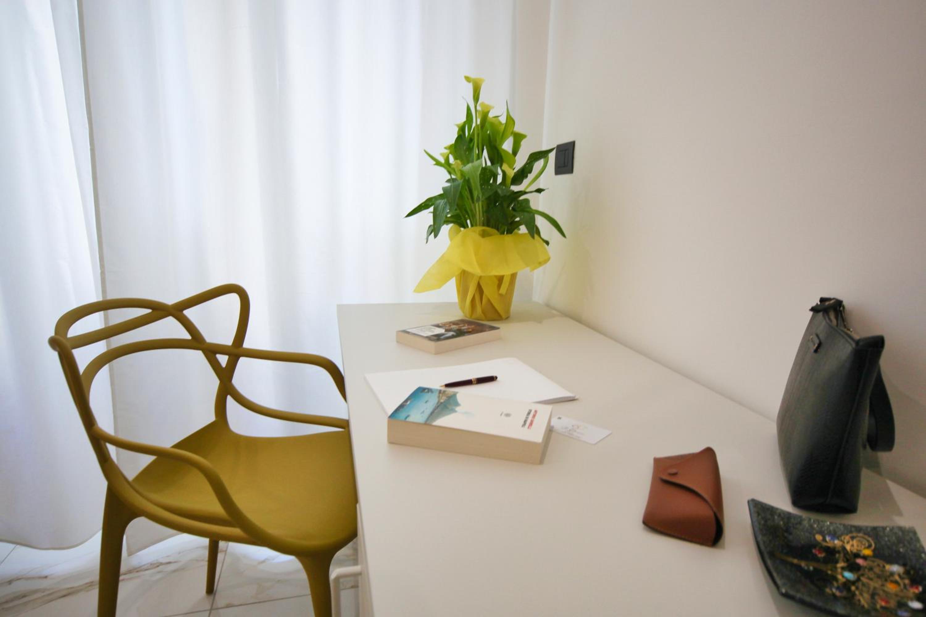 Be Coloured - Boutique Art Rooms in Naples