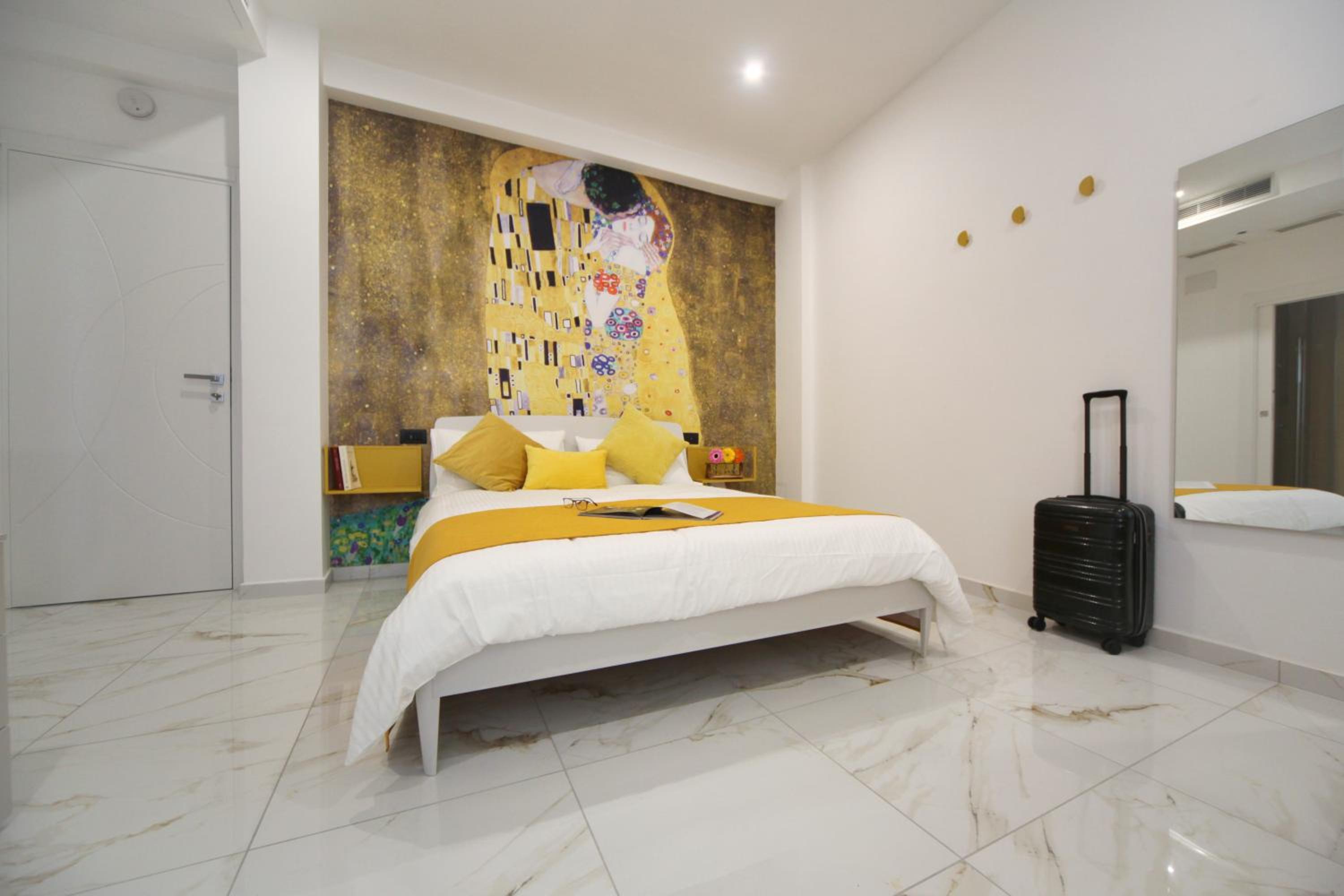 Be Coloured - Boutique Art Rooms in Naples