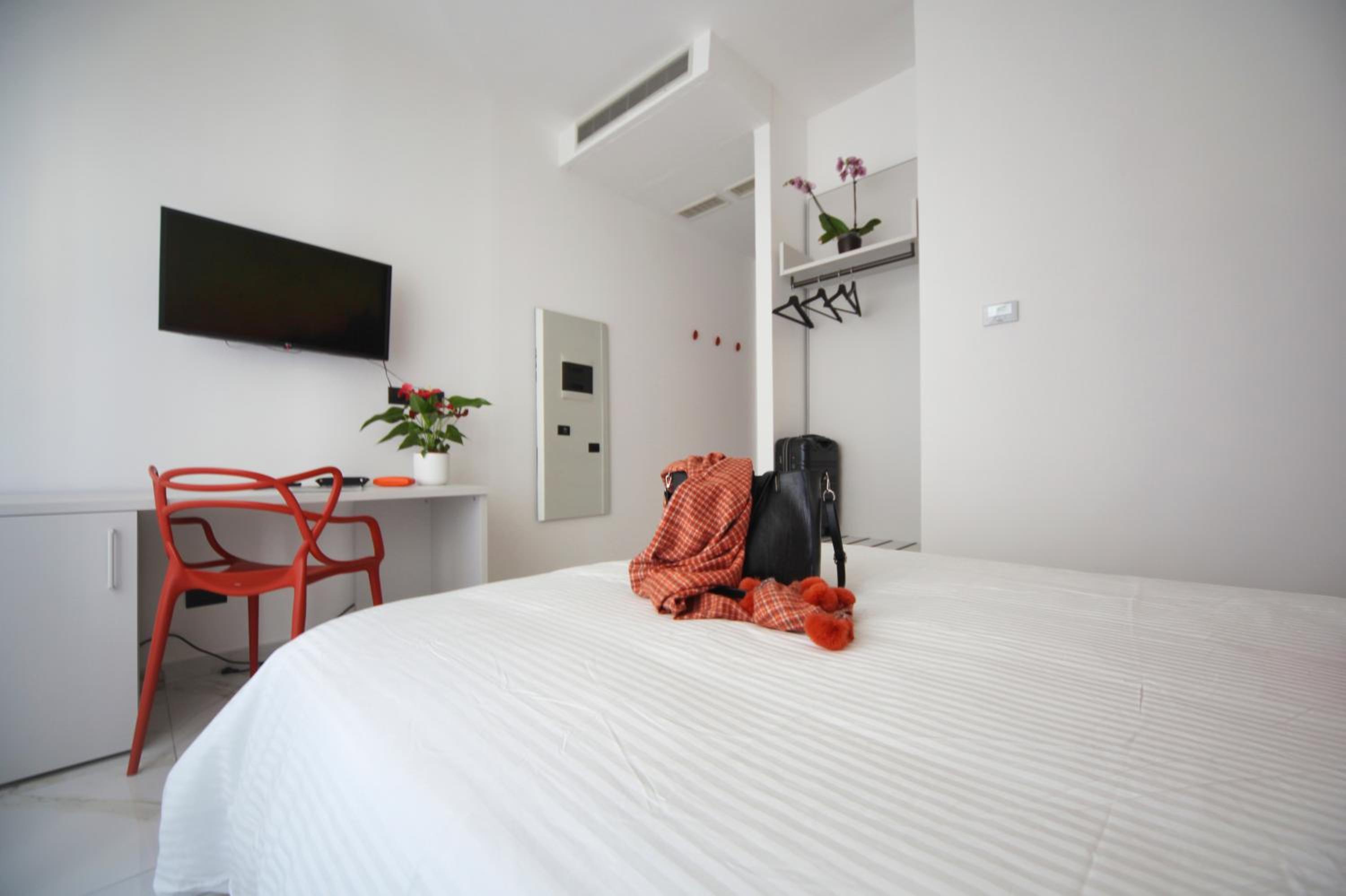 Be Coloured - Boutique Art Rooms in Naples
