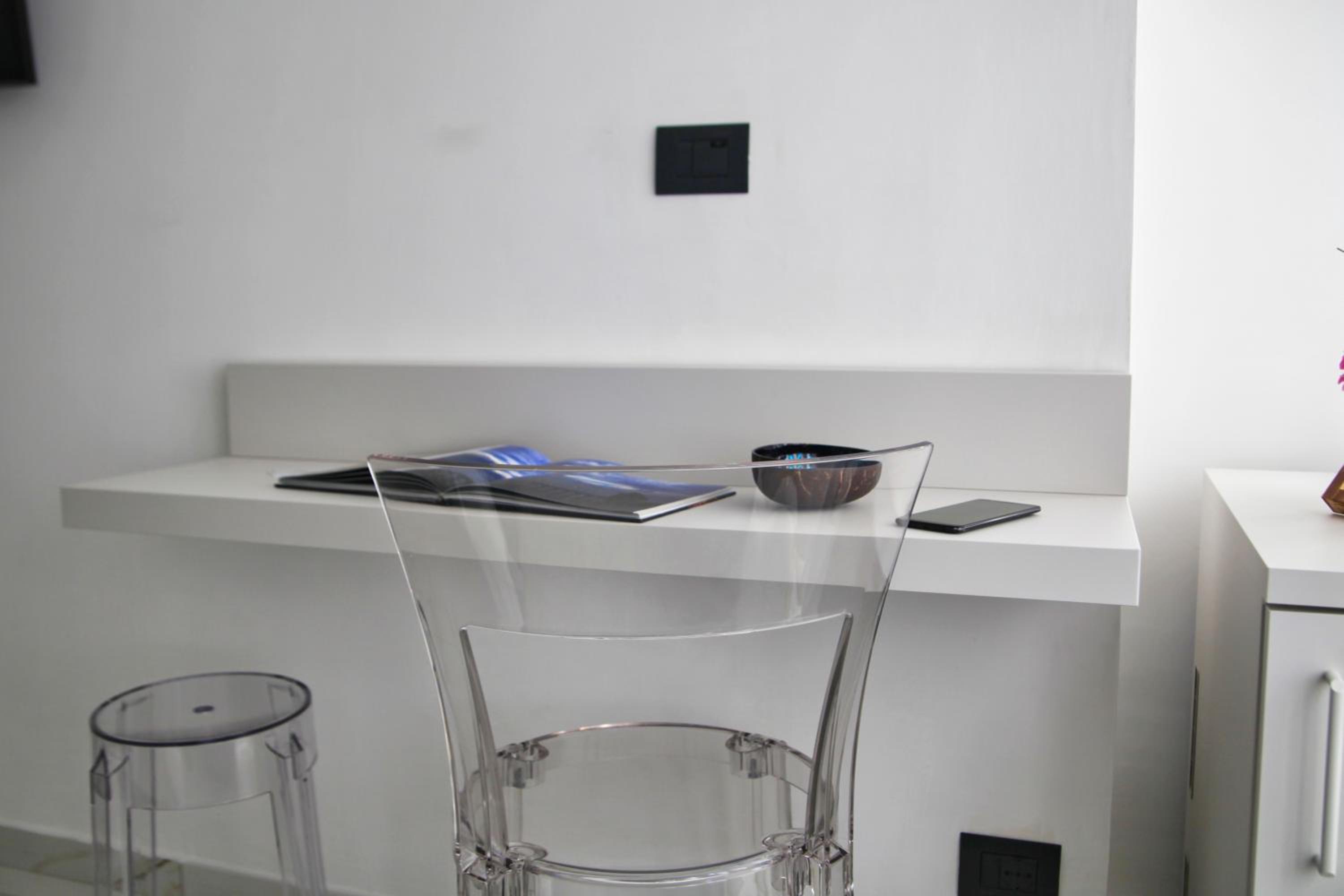 Be Coloured - Boutique Art Rooms in Naples