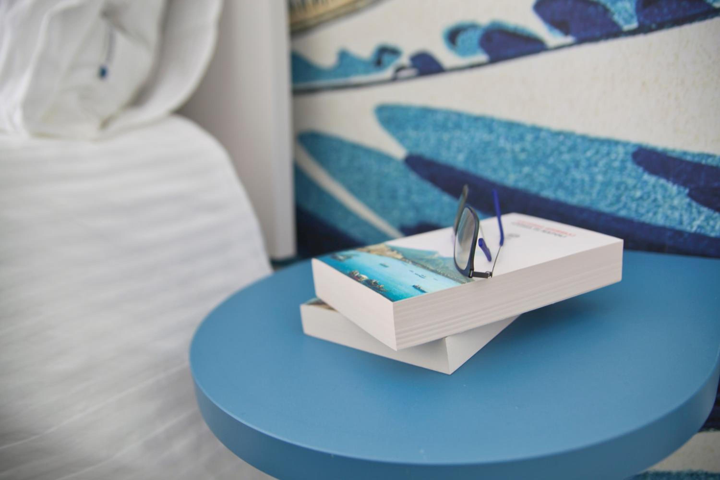 Be Coloured - Boutique Art Rooms in Naples