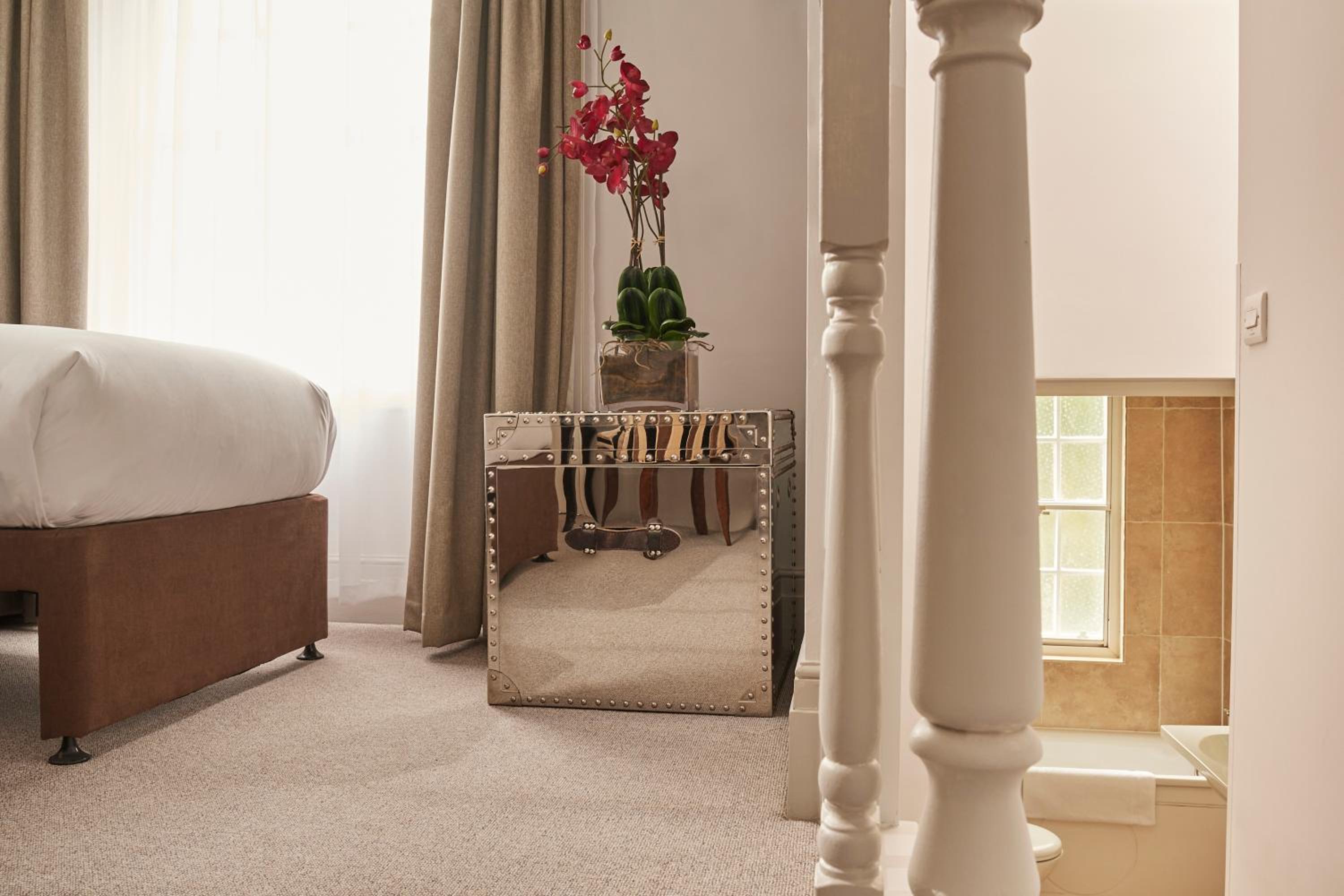 The Tophams Hotel 13