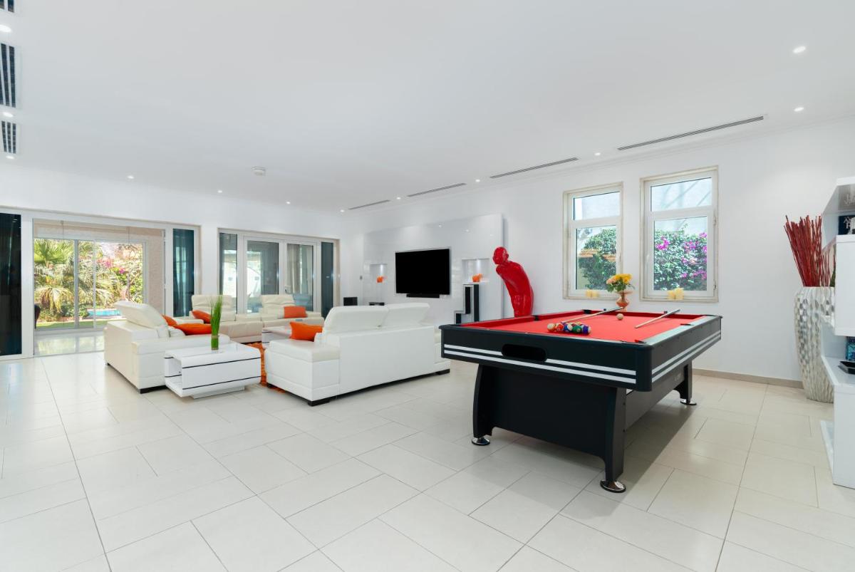 Dubai Marina Villa up 20 guest huge Private Pool