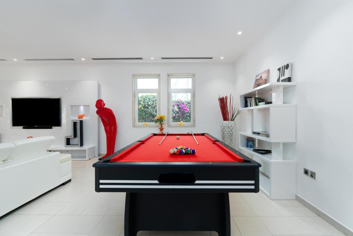 Dubai Marina Villa up 20 guest huge Private Pool