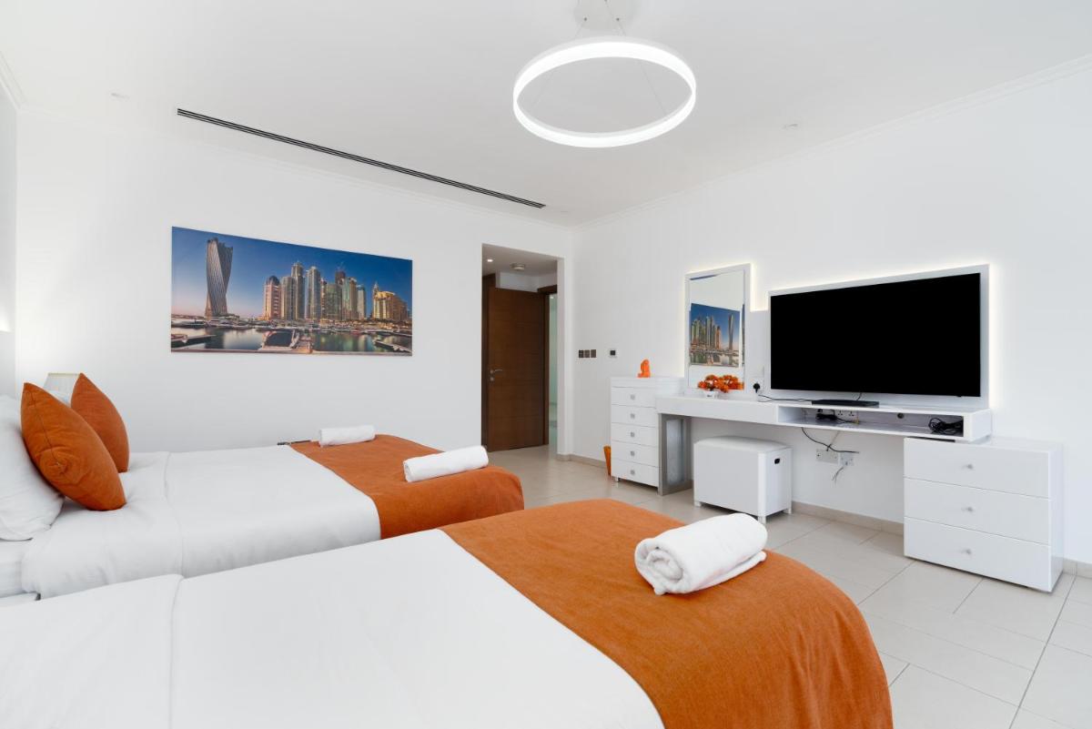Dubai Marina Villa up 20 guest huge Private Pool