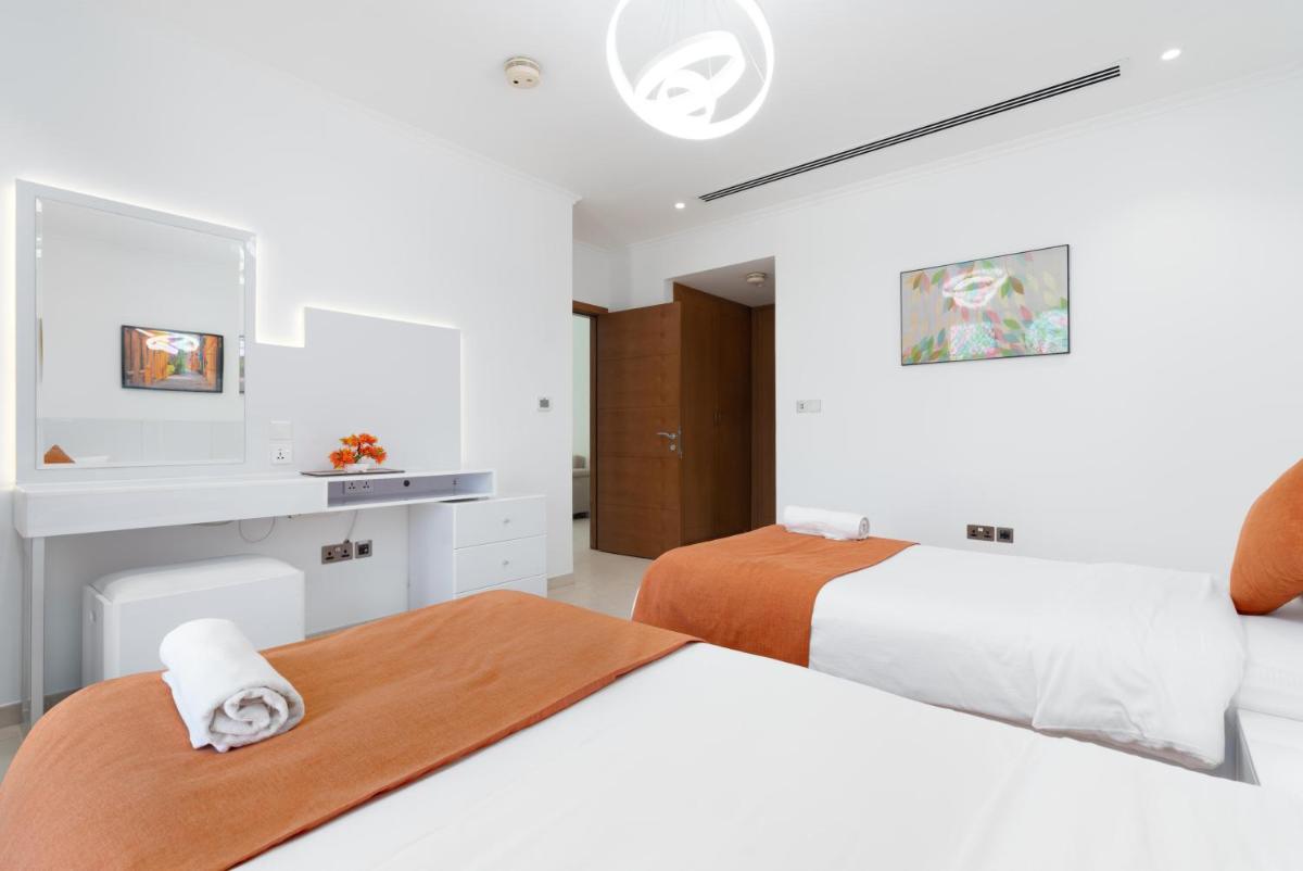 Dubai Marina Villa up 20 guest huge Private Pool