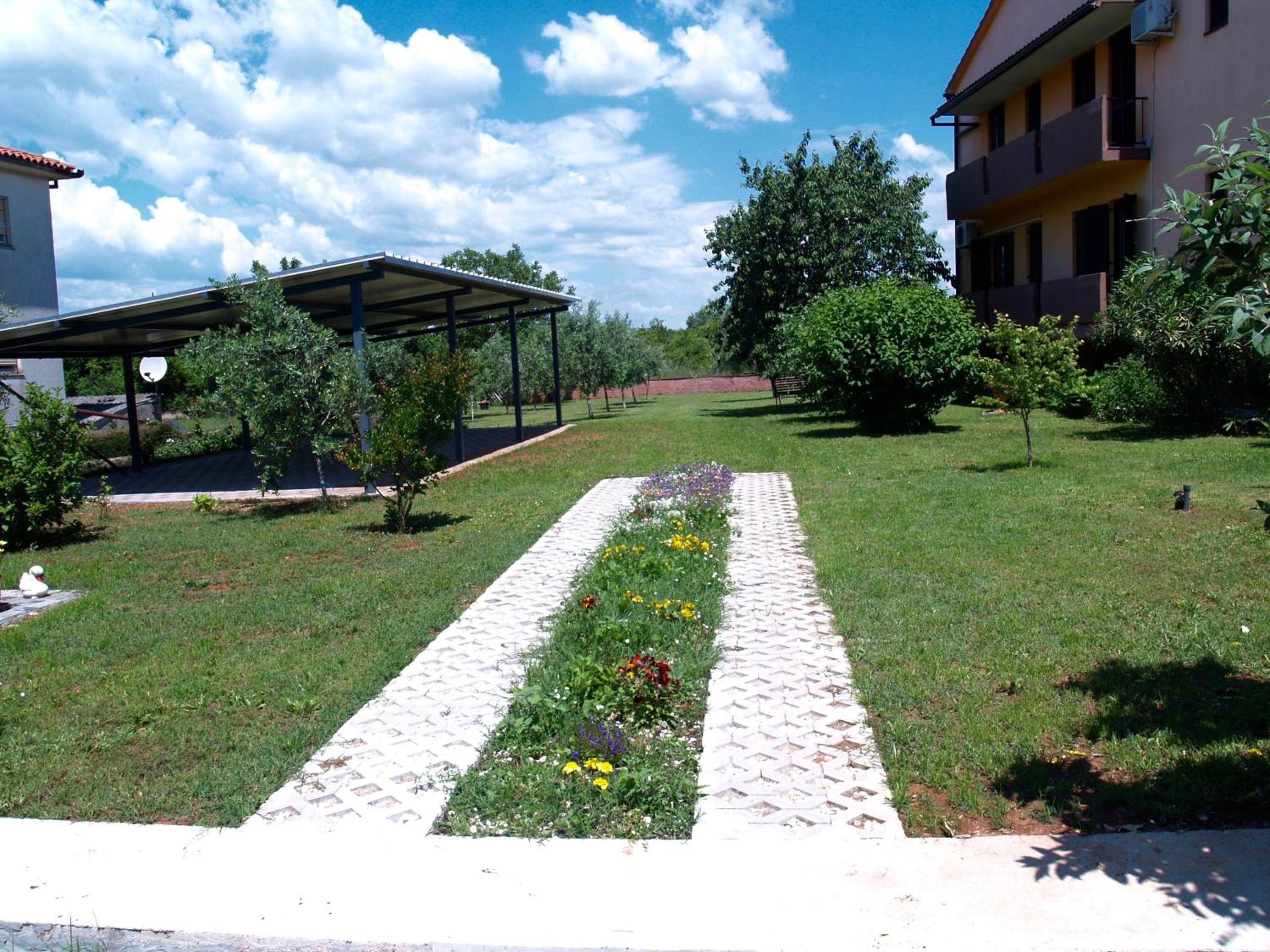 Apartment Karolina - green oasis with free parking