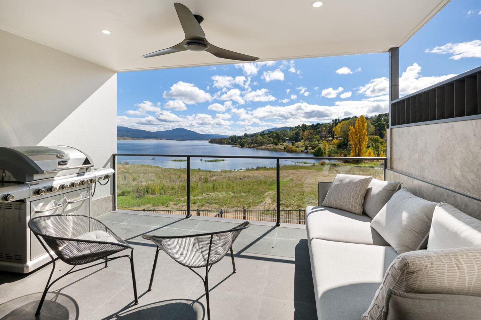 Lake Villavista - 4BR Luxury Townhouse l Pet Friendly l Lake Views l WiFi l BBQ