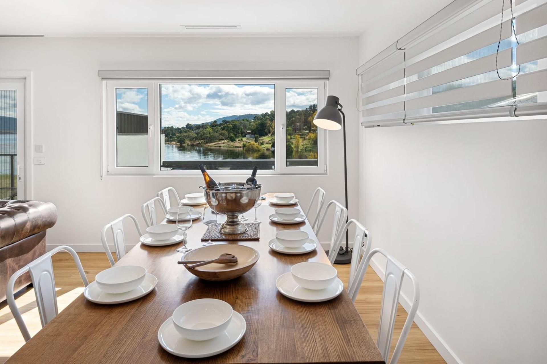 Lake Villavista - 4BR Luxury Townhouse l Pet Friendly l Lake Views l WiFi l BBQ
