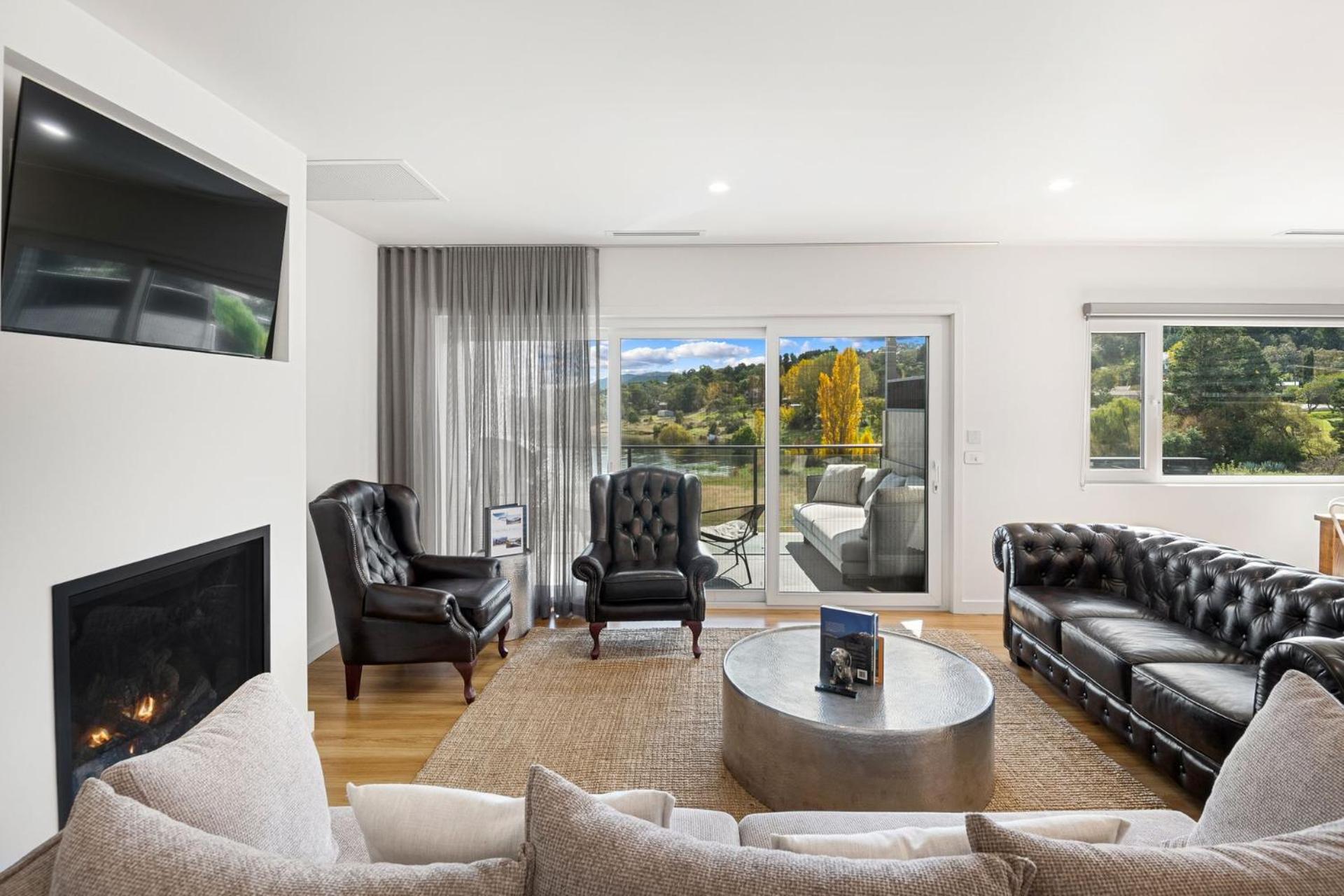 Lake Villavista - 4BR Luxury Townhouse l Pet Friendly l Lake Views l WiFi l BBQ