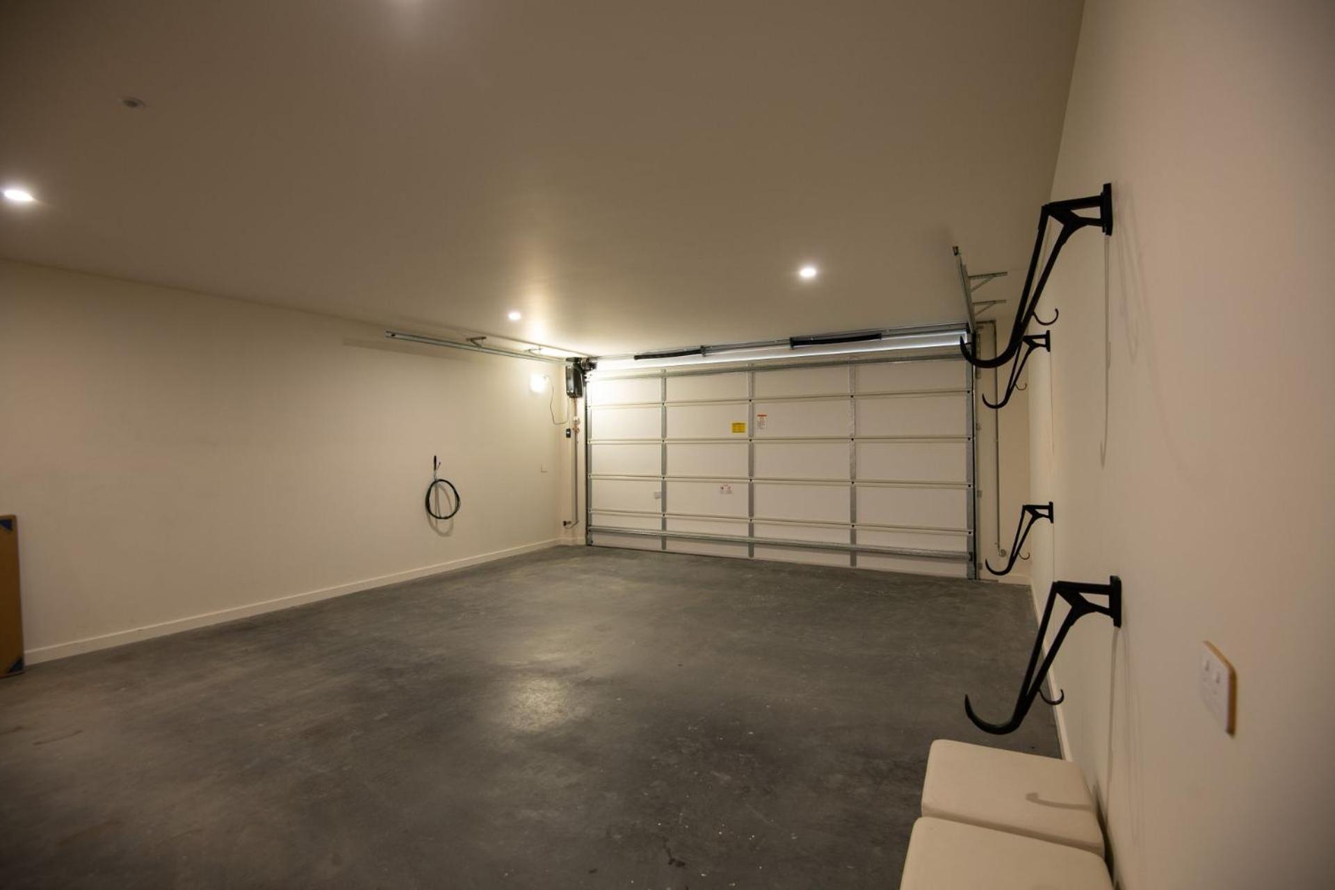 Lake Villavista - 4BR Luxury Townhouse l Pet Friendly l Lake Views l WiFi l BBQ
