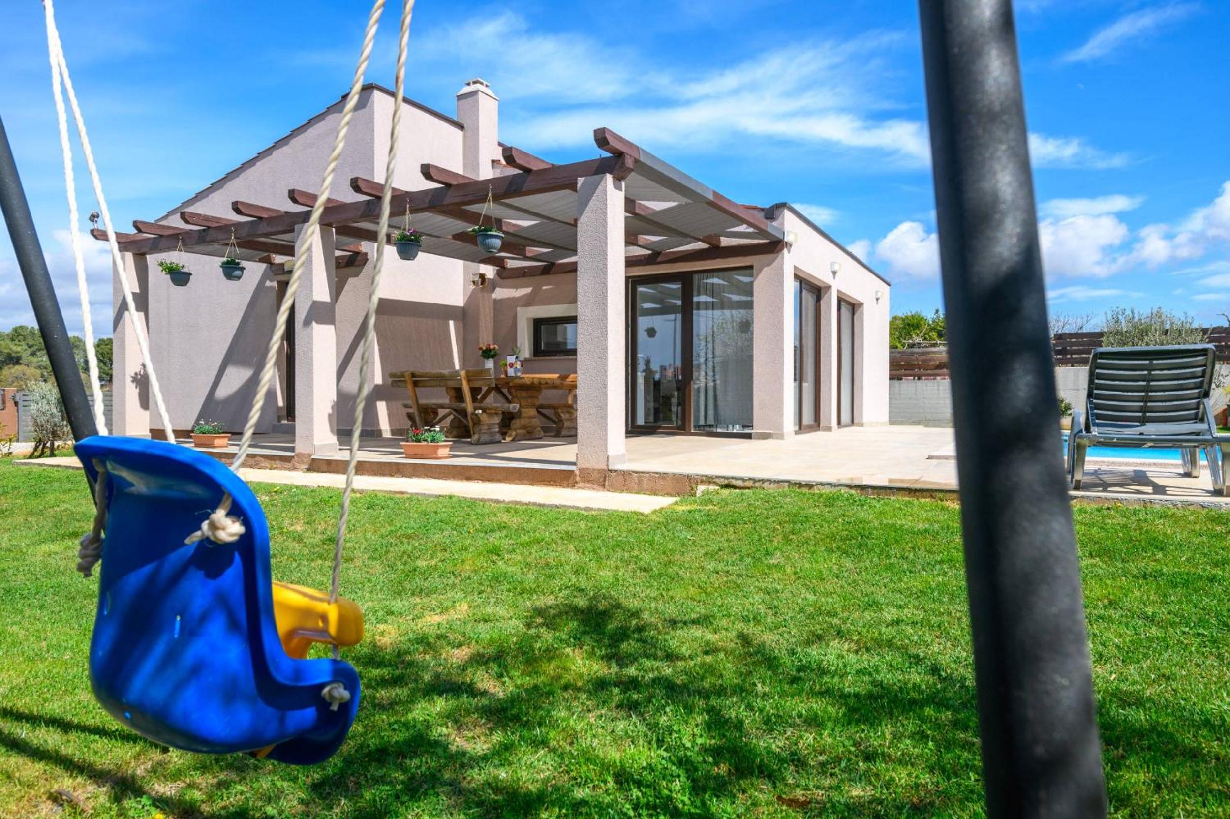 Bobo Family house with pool view 4
