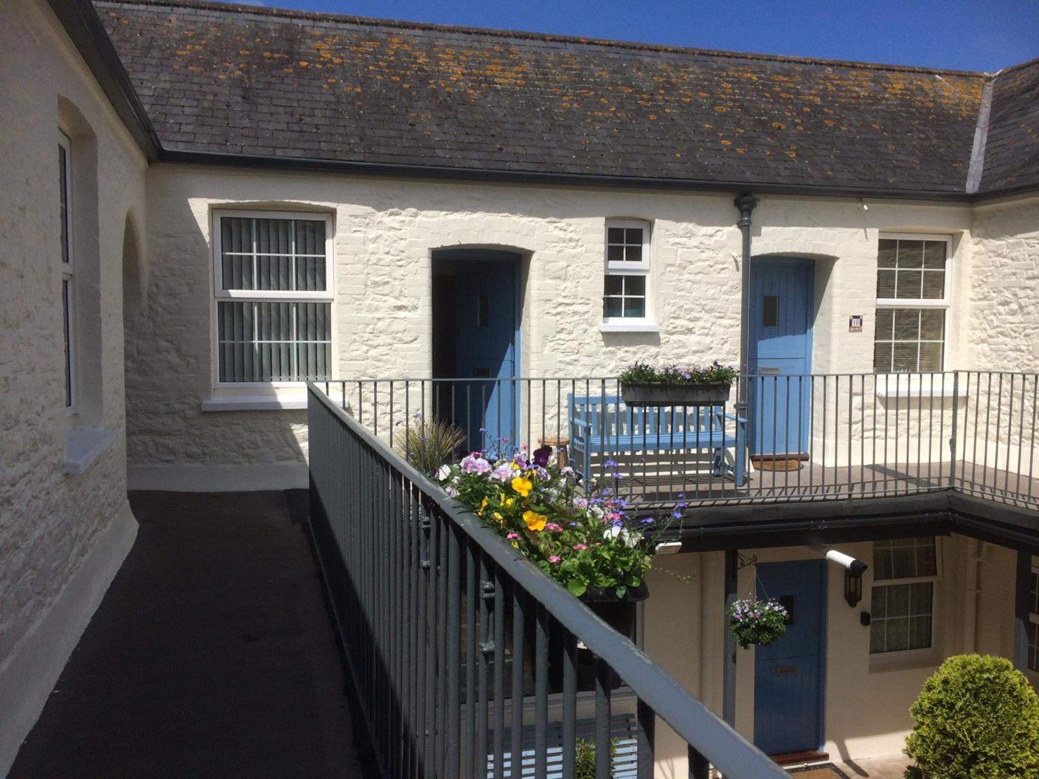 Picturesque Mews Apartment Perfect Location Steps From Harbour and Beaches view 5