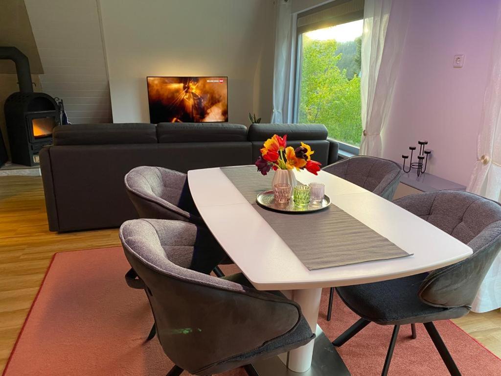 Haus Adler - Komplettes Ferienhaus am Badesee