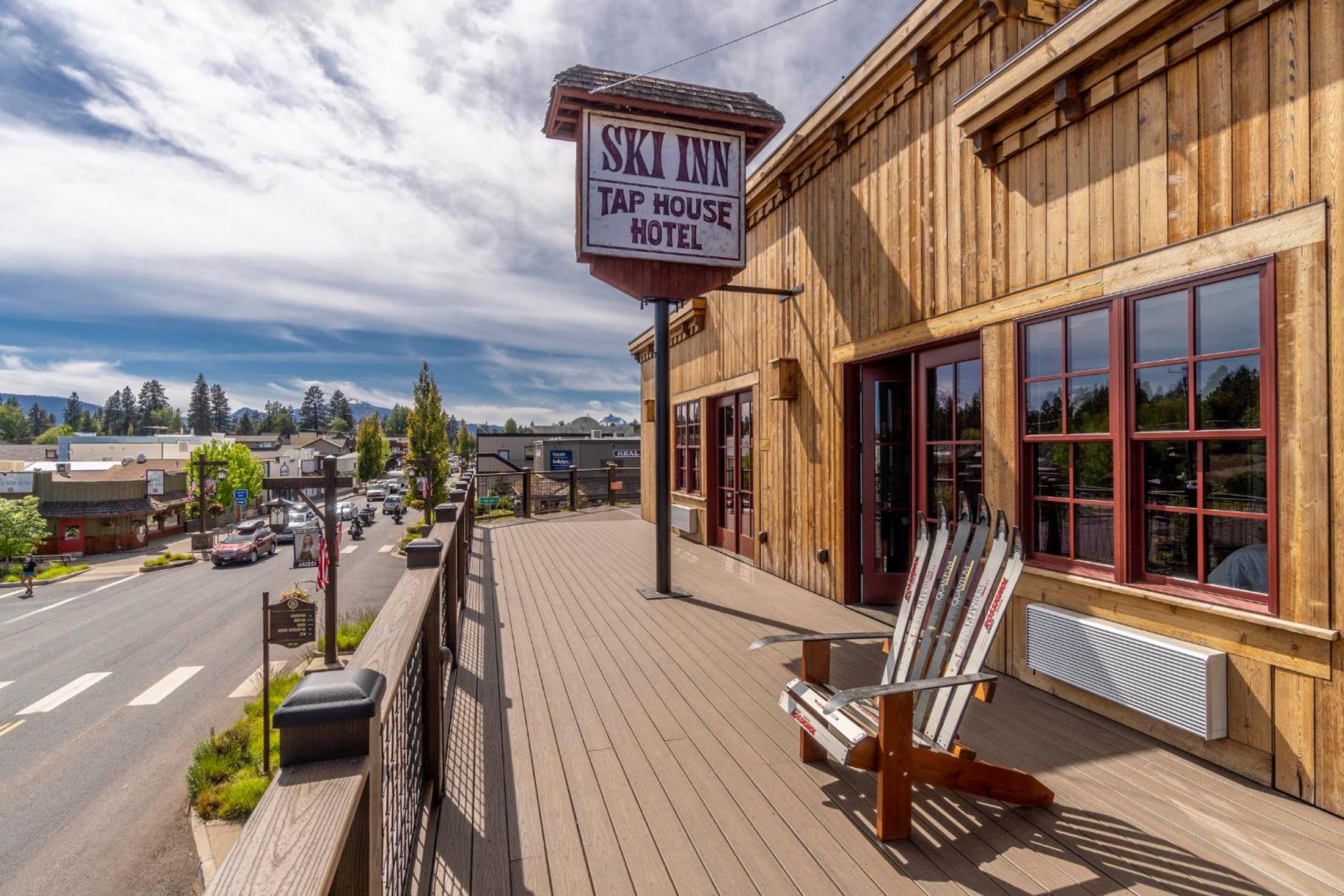 Ski Inn Taphouse Hotel view 3