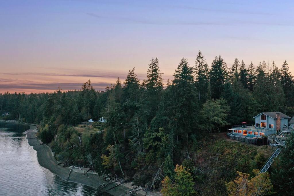 Oceanfront Retreat, Mount Rainier, King bed, Games view 2