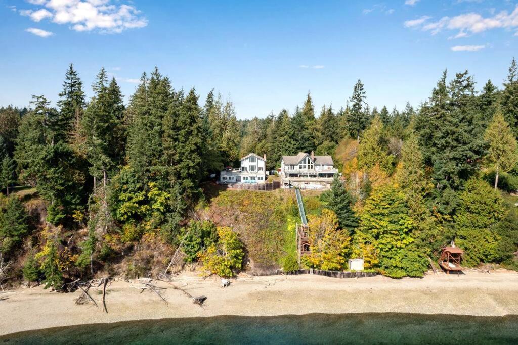 Oceanfront Retreat, Mount Rainier, King bed, Games view 4