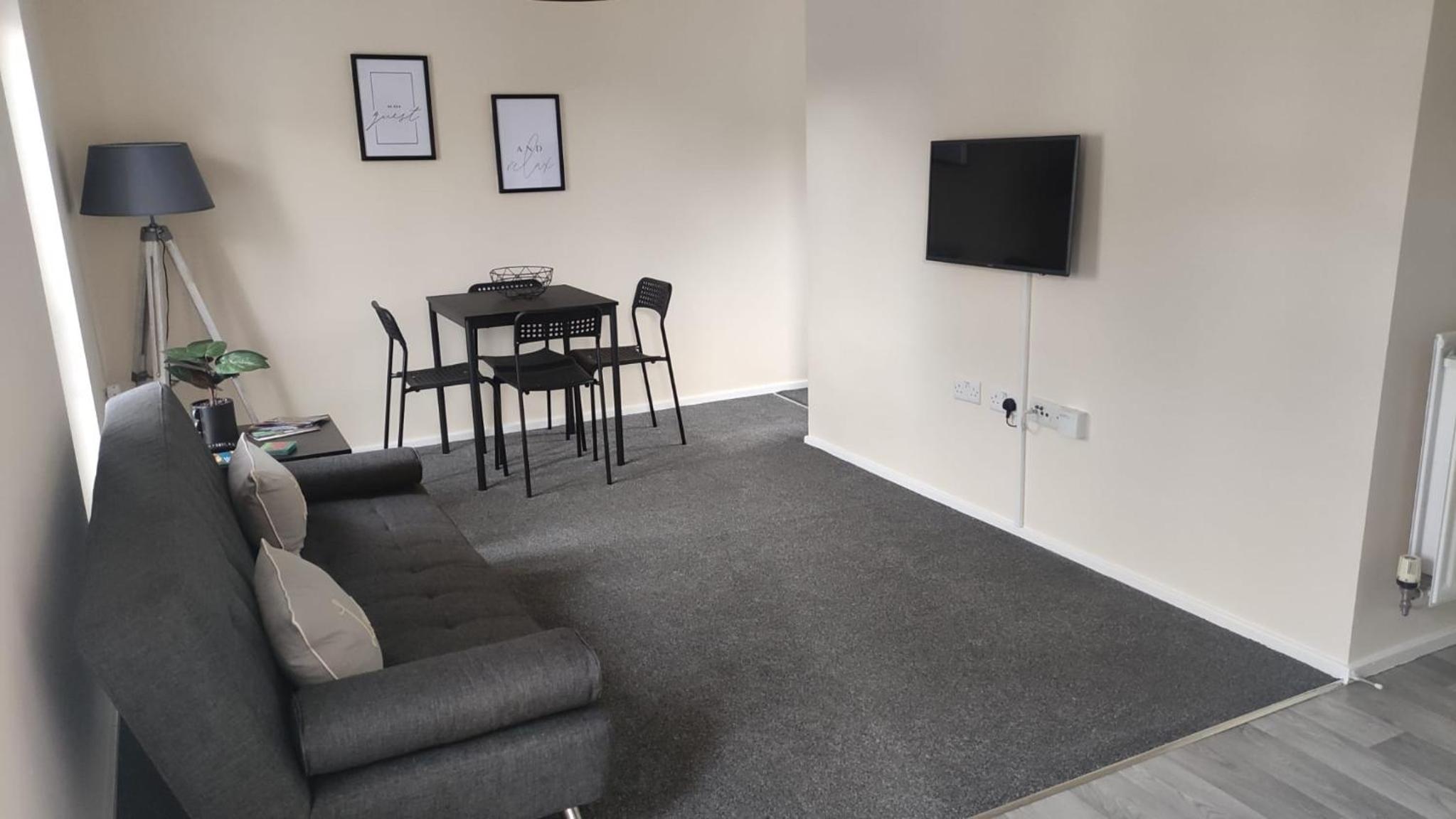 Lovely 1 bedroom studio apartment - Merthyr Tydfil view 3