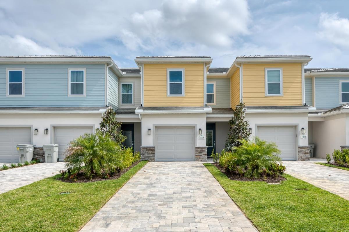 Beautiful 3 Bedroom Town House with Patio - 7920DS view 3