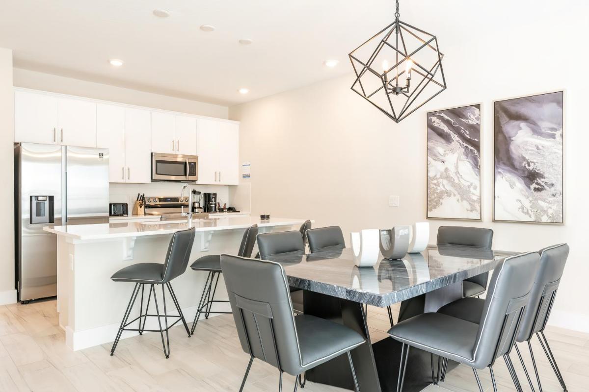 Beautiful 3 Bedroom Town House with Patio - 7920DS view 5