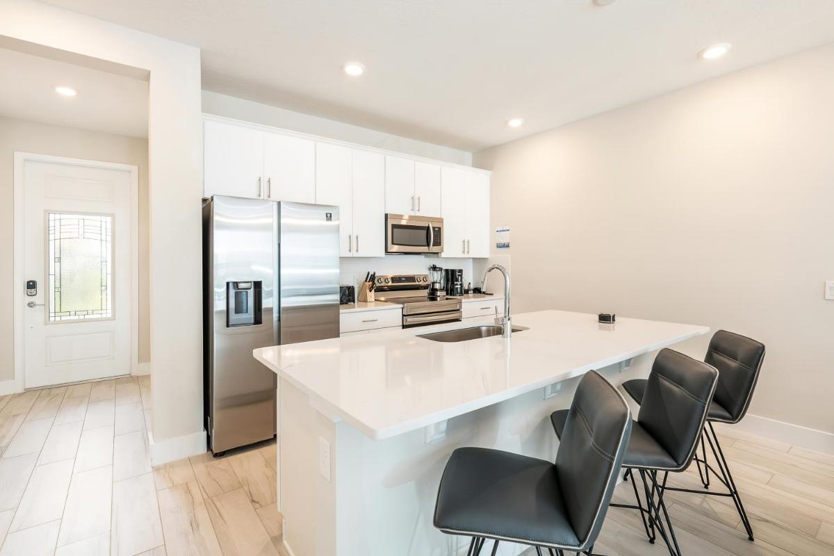 Beautiful 3 Bedroom Town House with Patio - 7920DS view 4