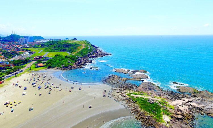 Casa com piscina , churrasqueira, Wi-Fi, em rua de Areia à 1km da praia, bairro sussegado, proíbido uso de som extremamente alto ideal para descansar