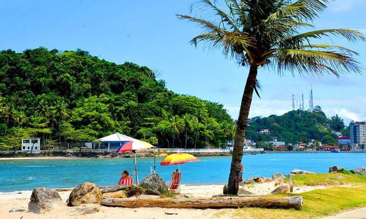 Casa com piscina , churrasqueira, Wi-Fi, em rua de Areia à 1km da praia, bairro sussegado, proíbido uso de som extremamente alto ideal para descansar