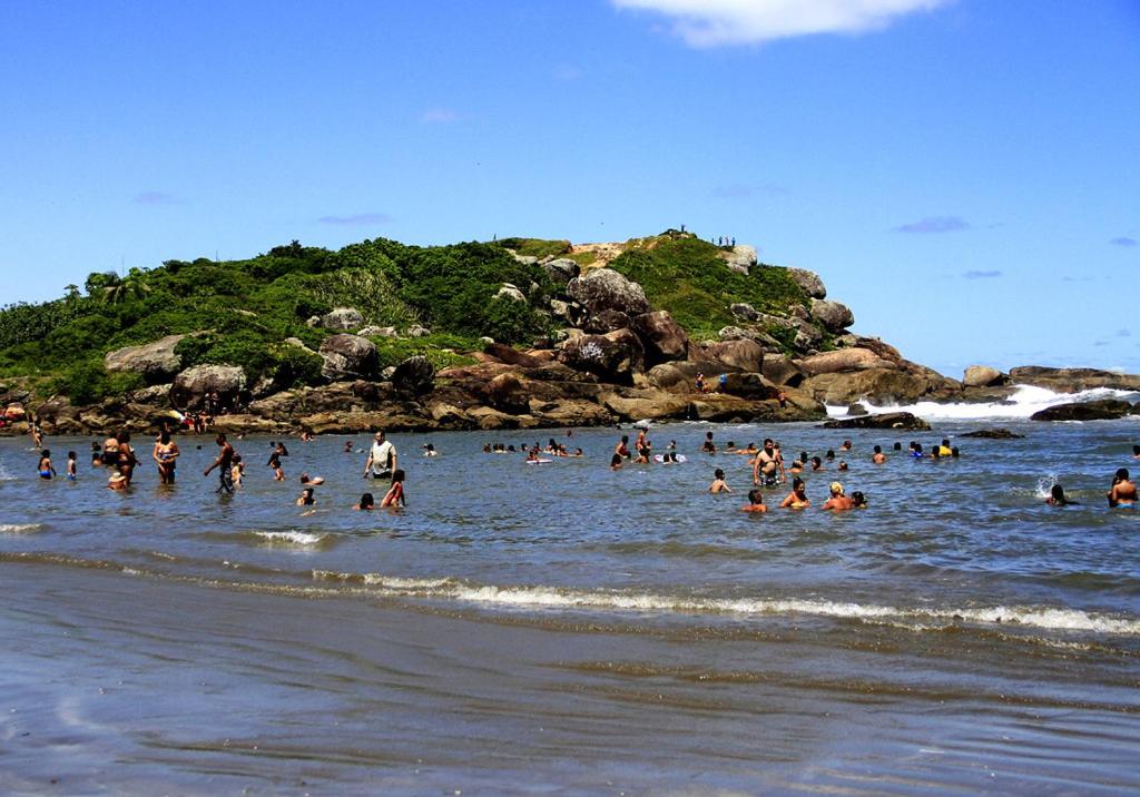 Casa com piscina , churrasqueira, Wi-Fi, em rua de Areia à 1km da praia, bairro sussegado, proíbido uso de som extremamente alto ideal para descansar