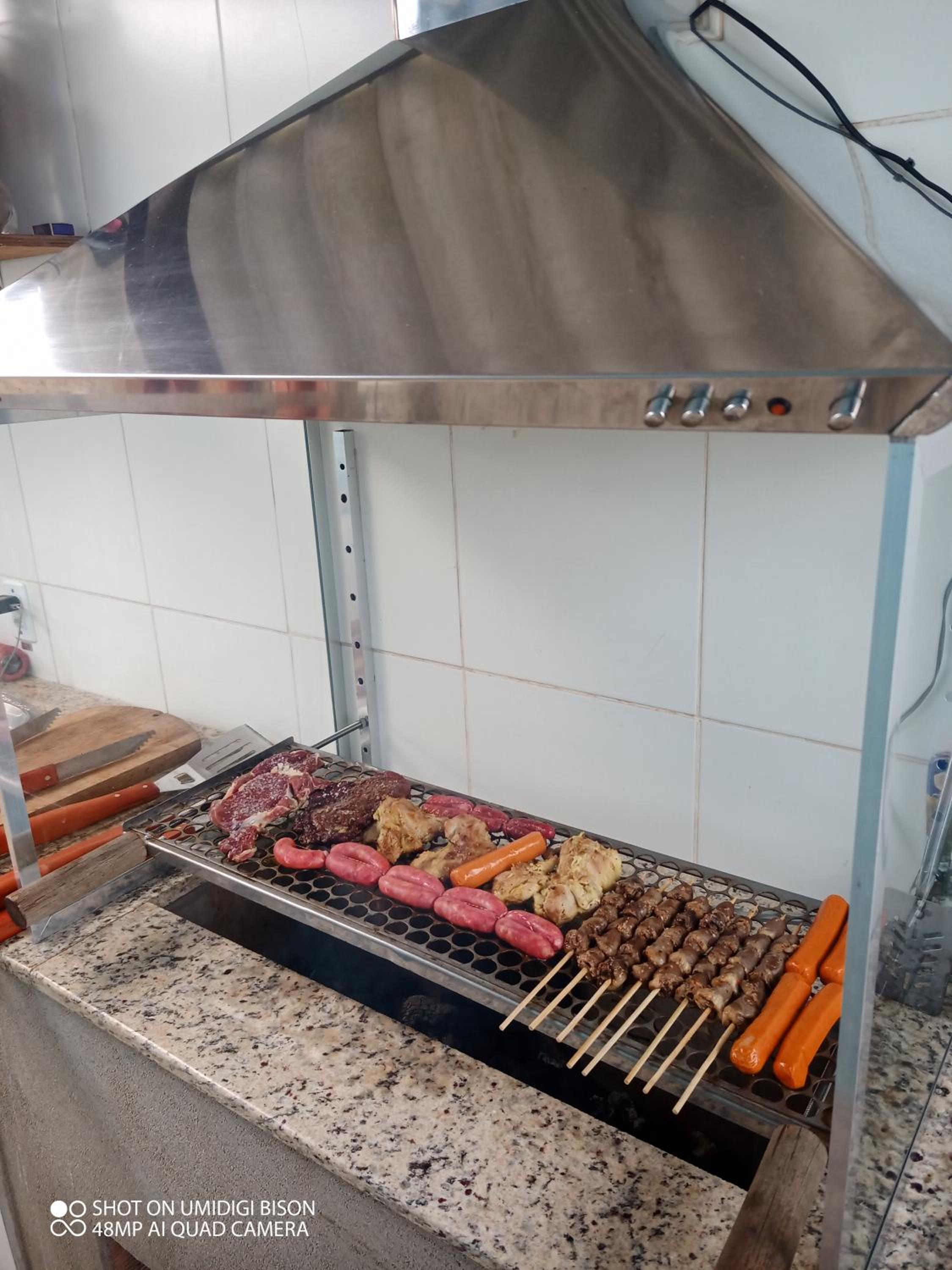 Casa com piscina , churrasqueira, Wi-Fi, em rua de Areia à 1km da praia, bairro sussegado, proíbido uso de som extremamente alto ideal para descansar