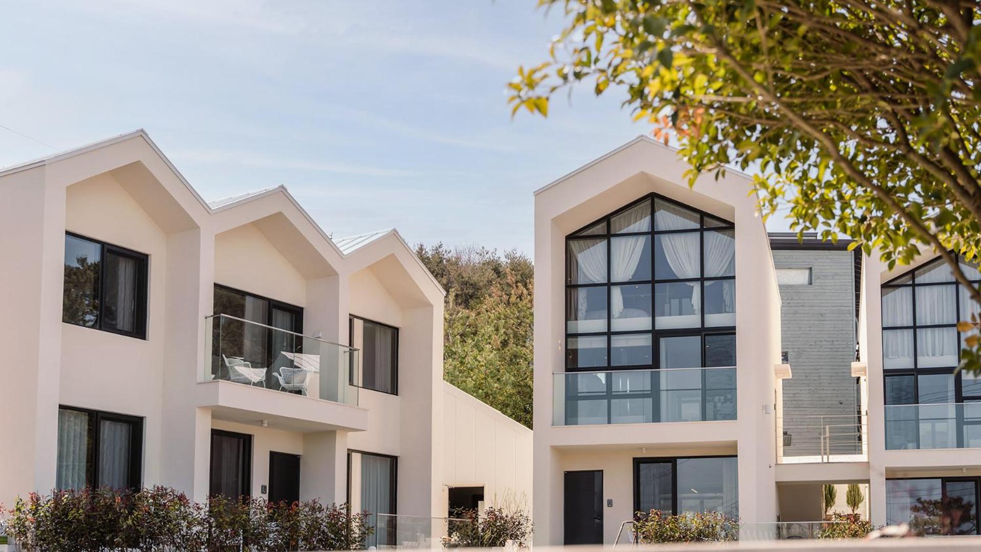 Albescent Poolvilla
