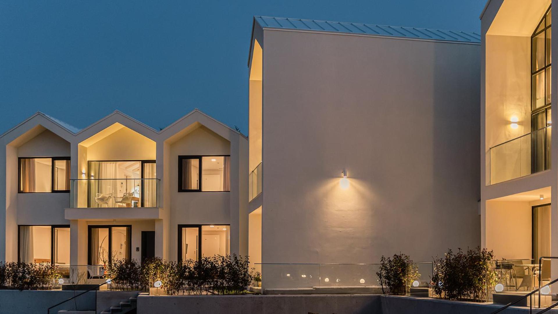 Albescent Poolvilla