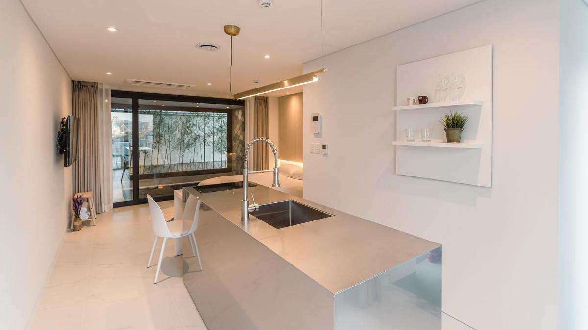 Albescent Poolvilla