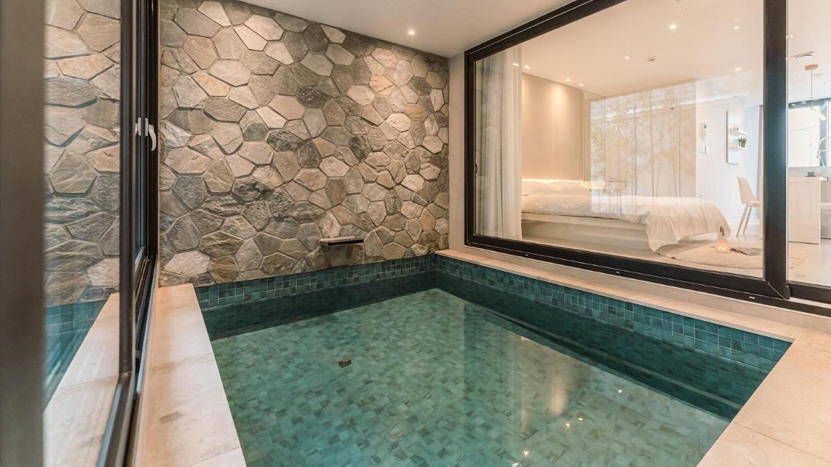 Albescent Poolvilla