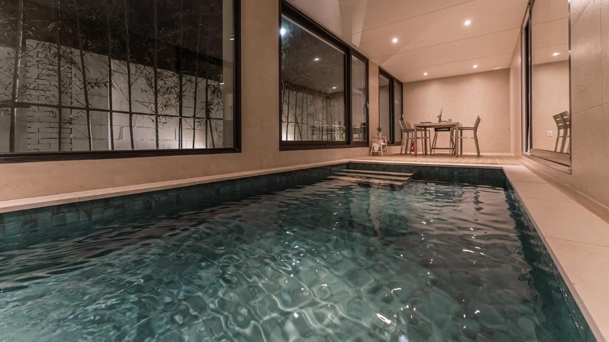 Albescent Poolvilla