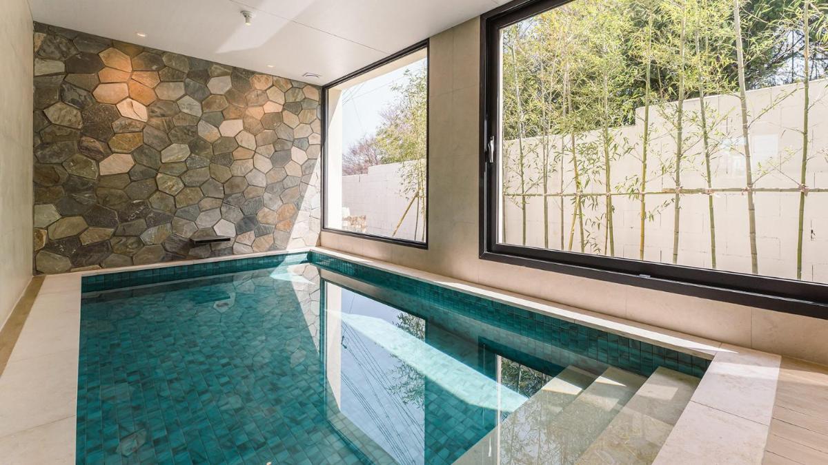 Albescent Poolvilla