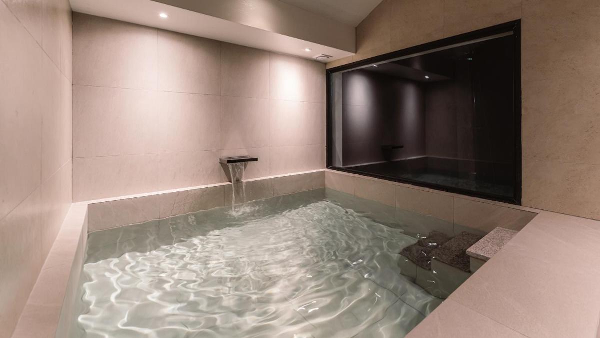 Albescent Poolvilla