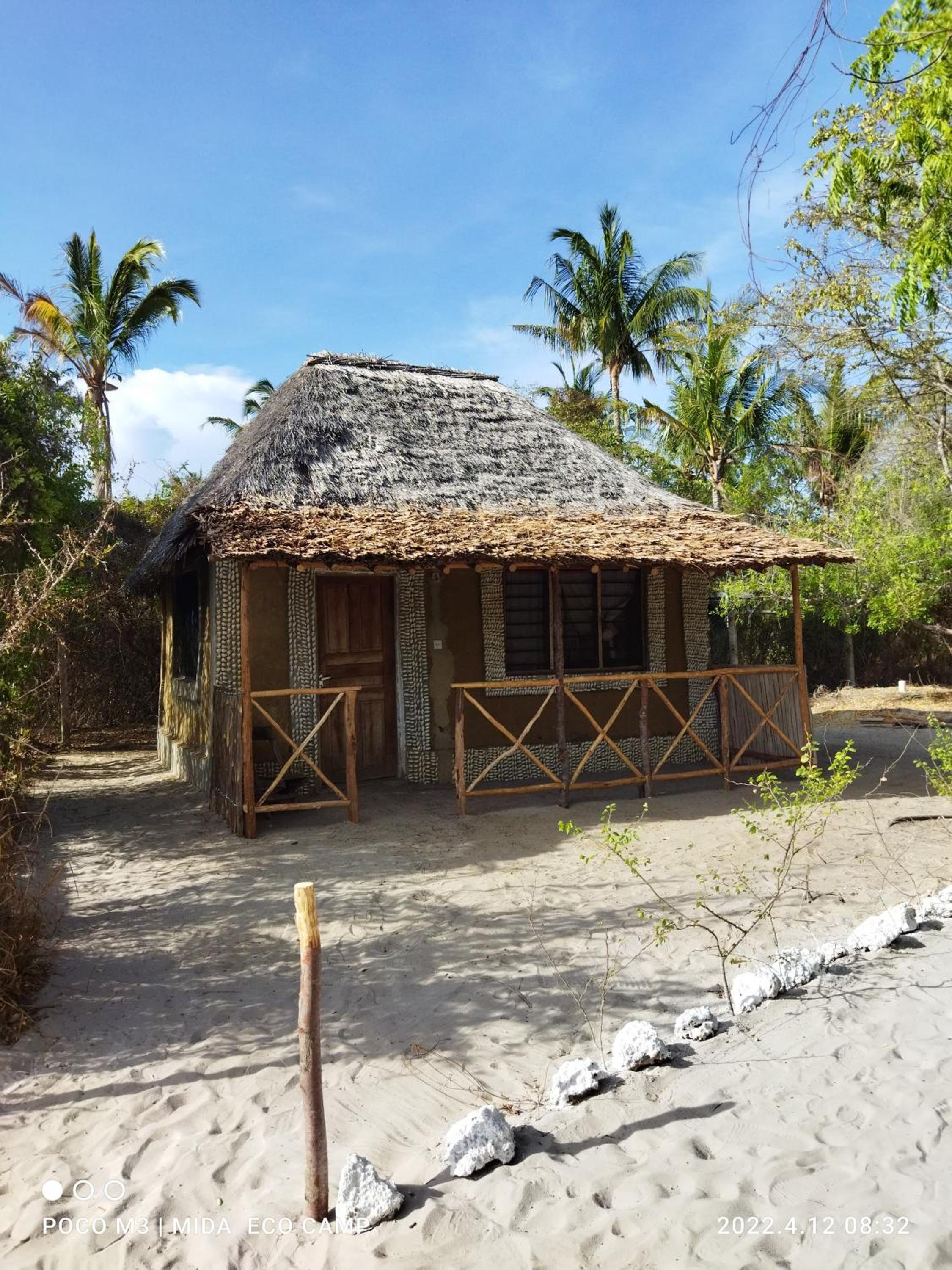 Mida Creek Eco Camp - relax in cosy cottage view 3