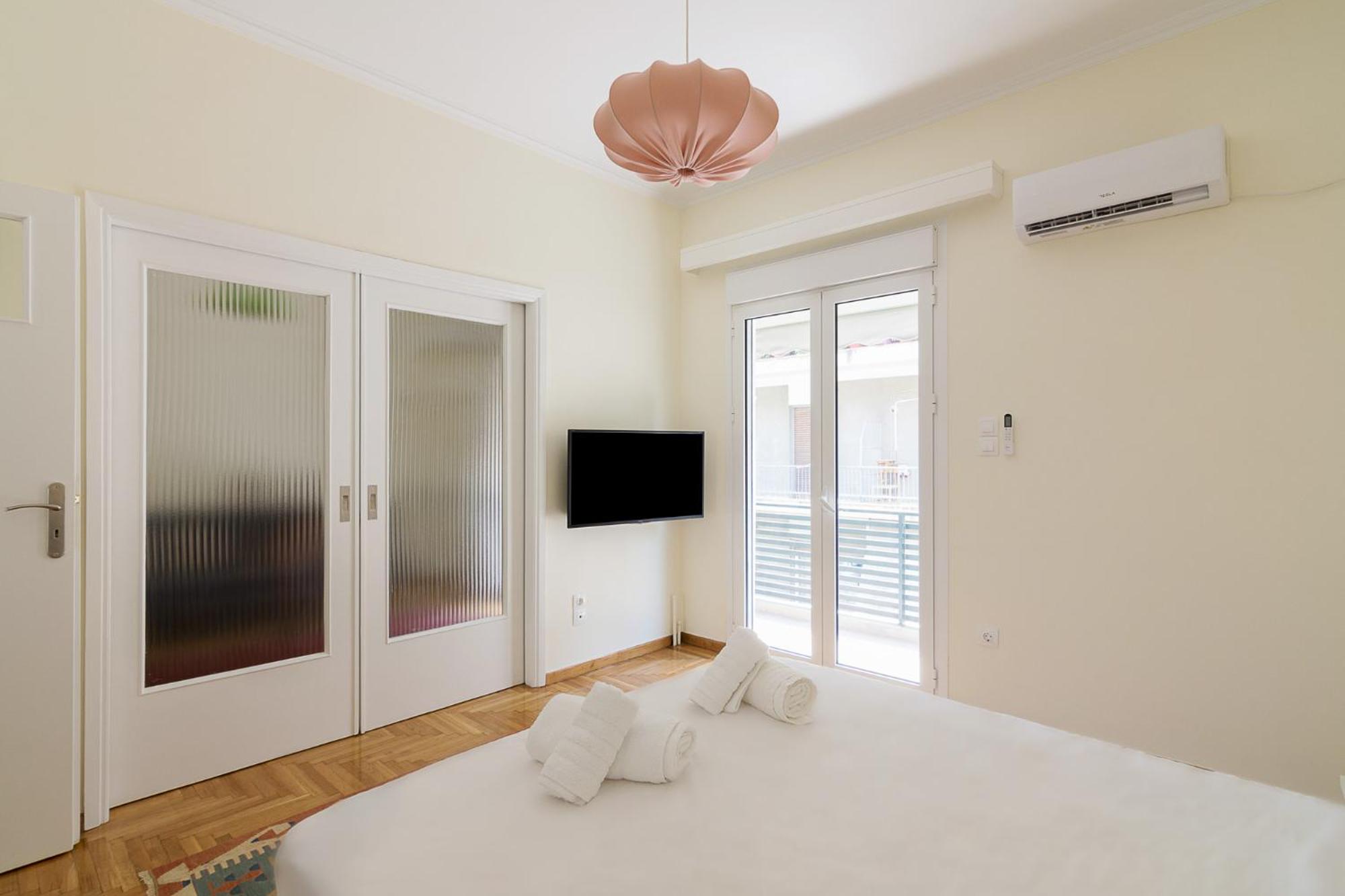 Athens Vacations - Bright and Spacious 2-bedrooms Apartment in Athens - Property Image 4