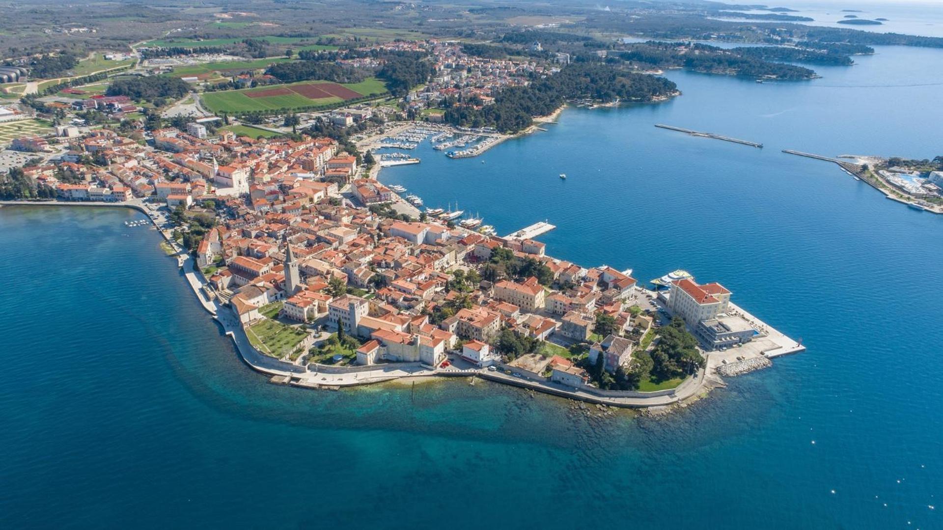 Hotel Villa Lucia with Jacuzzi and Private Pool - Image 1