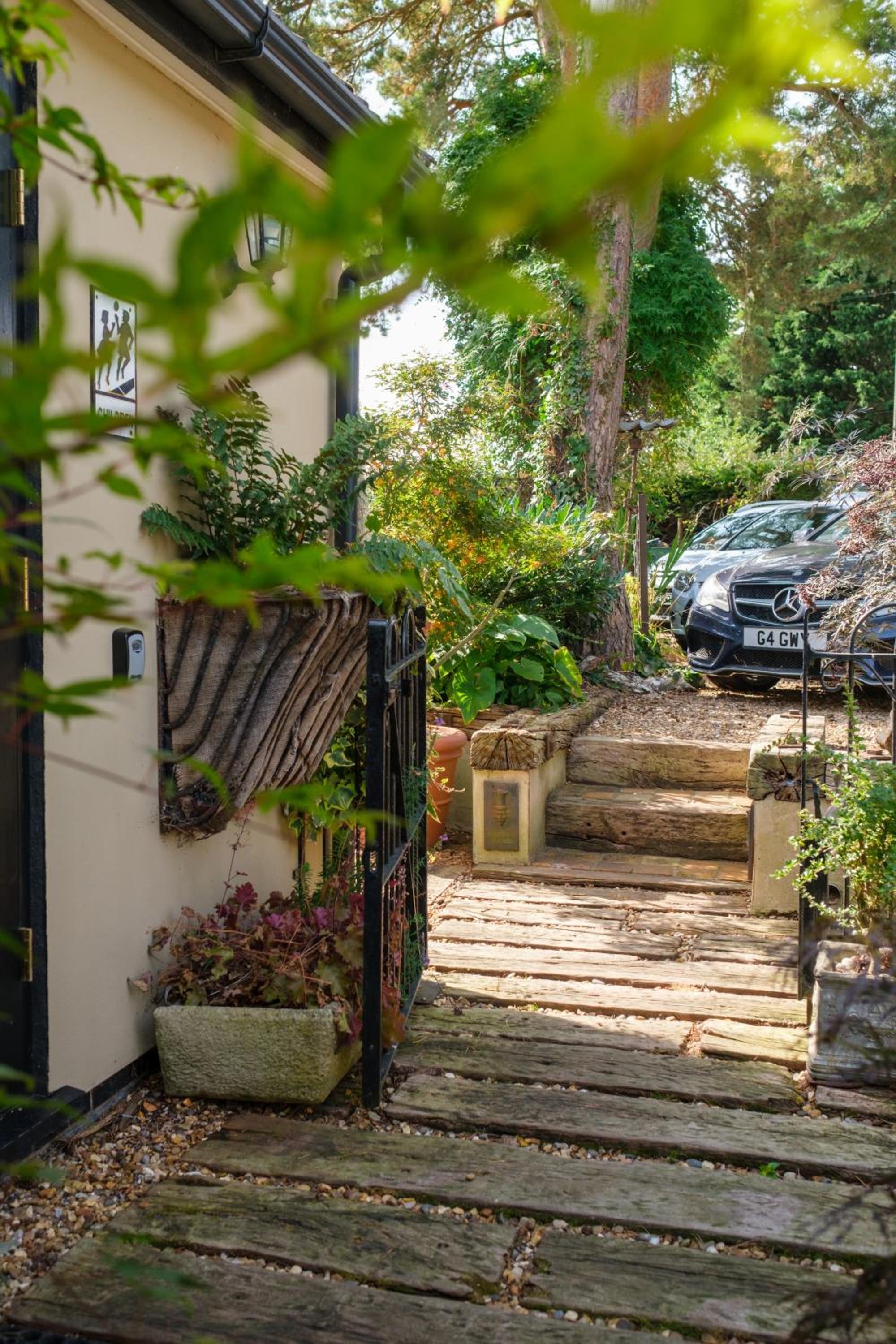 Quavers Rest - quintessential little home & hot tub available ! view 4