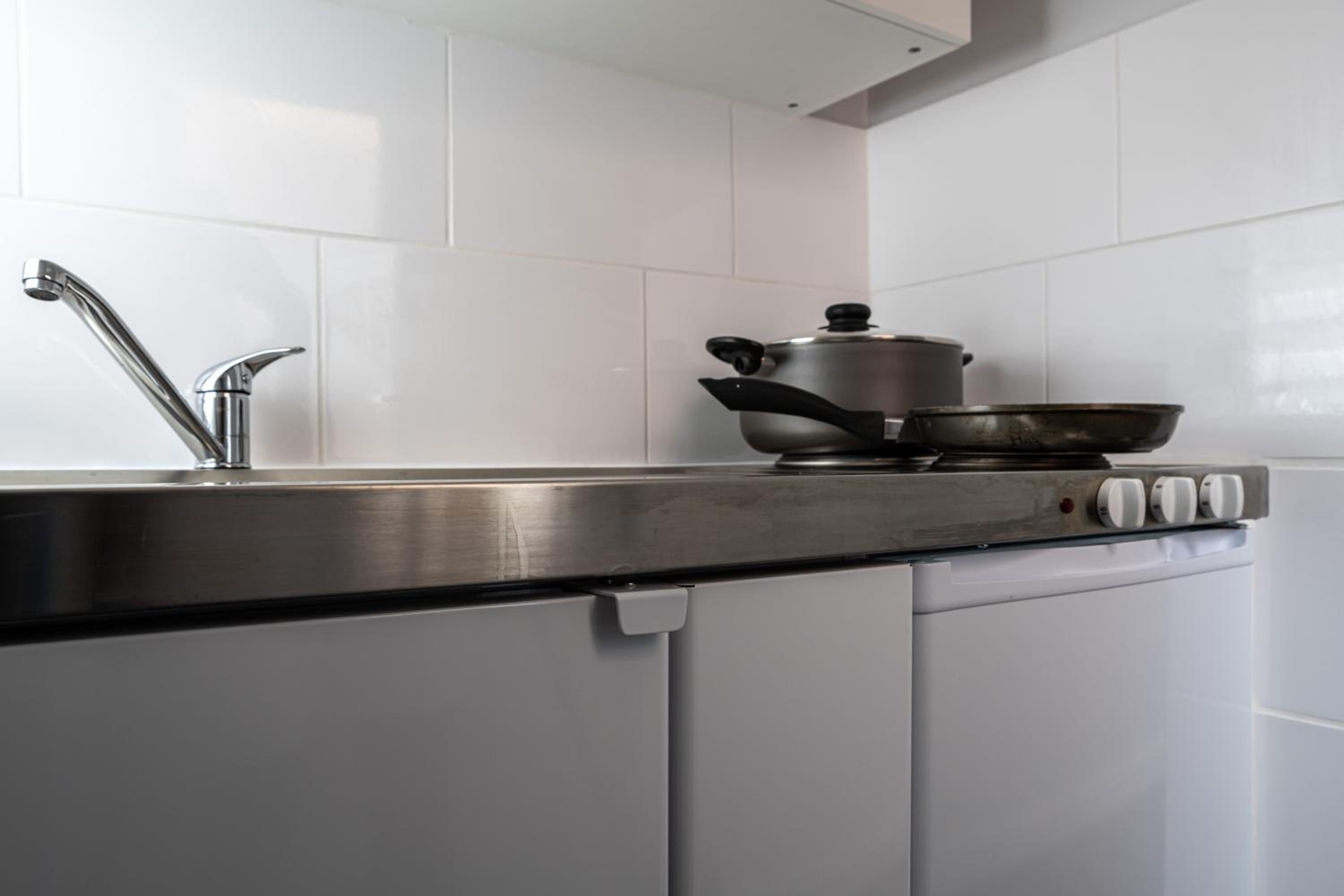 Modern and Stylish 1-Bedroom Guesthouse near M6 J10 Perfect for Business Stays & Couples Free Parking & Wi-Fi