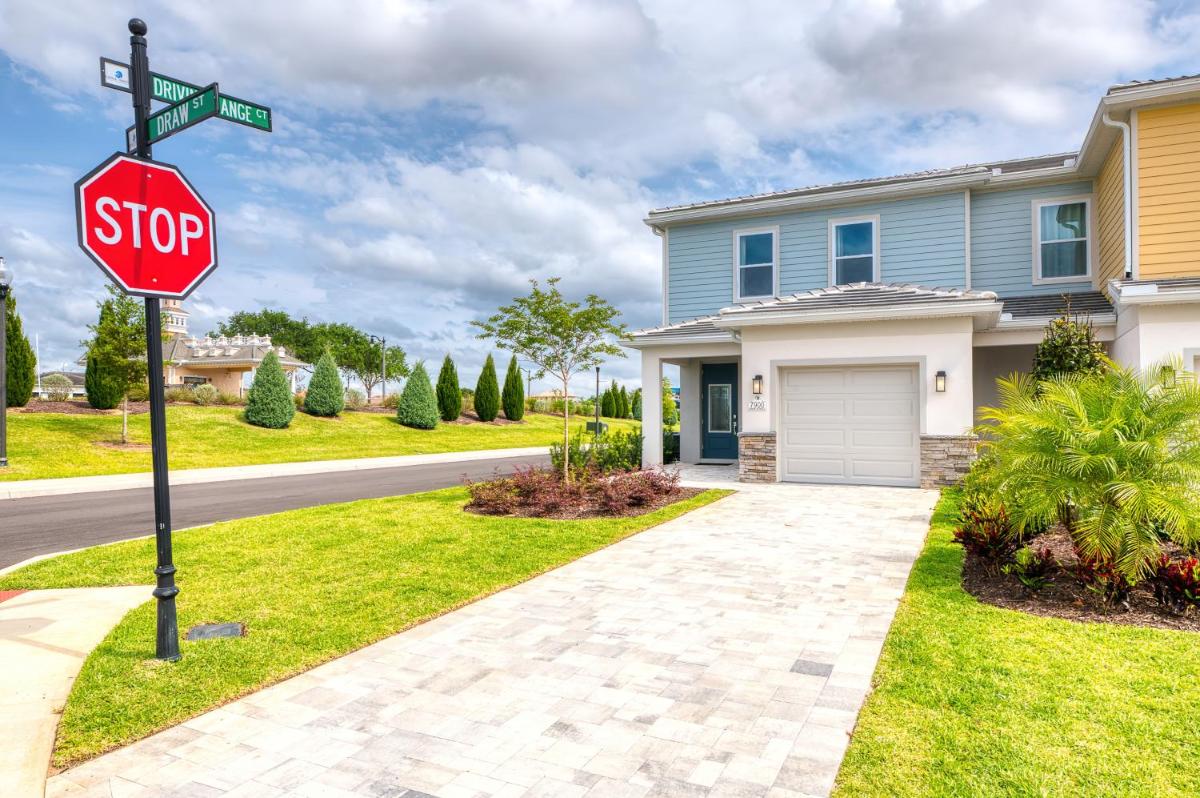 Charming 3 Bedroom Townhouse with Patio - 7900DS view 2