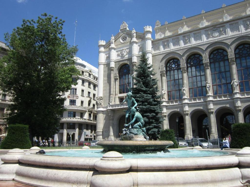 Hotel 120M2 LUXURY HOLLYWOOD CONDO -CINEMA -SAUNA -HOT TUB - Downtown BUDAPEST - Image 1