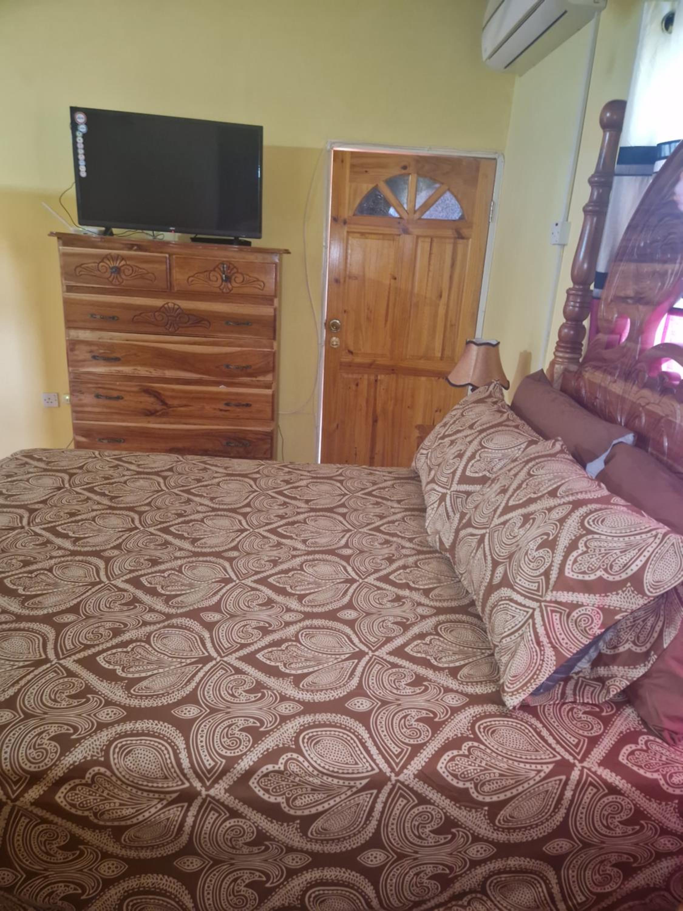 Bev's Rosevilla, photo 16