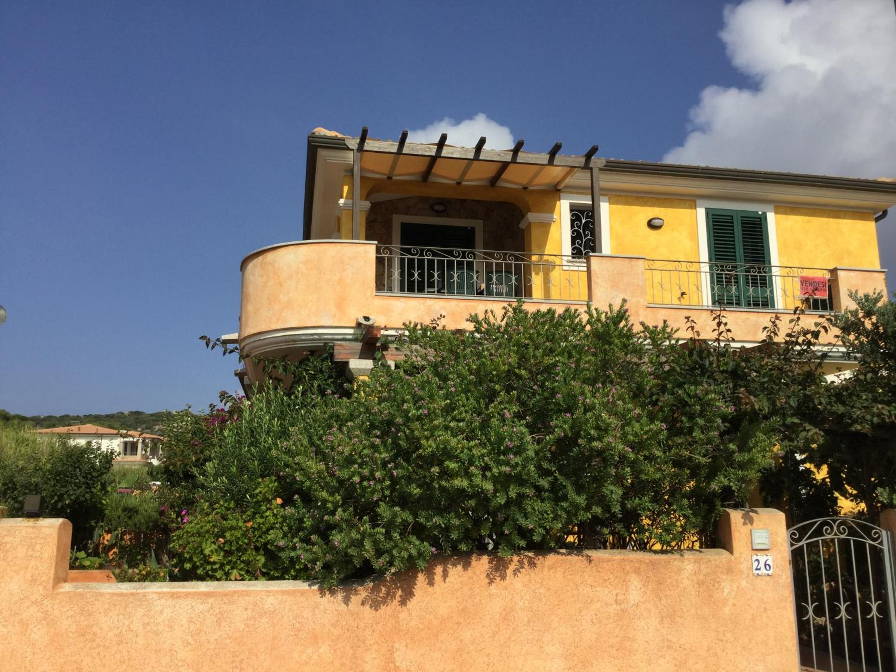 Hotel Yellow House - Image 1