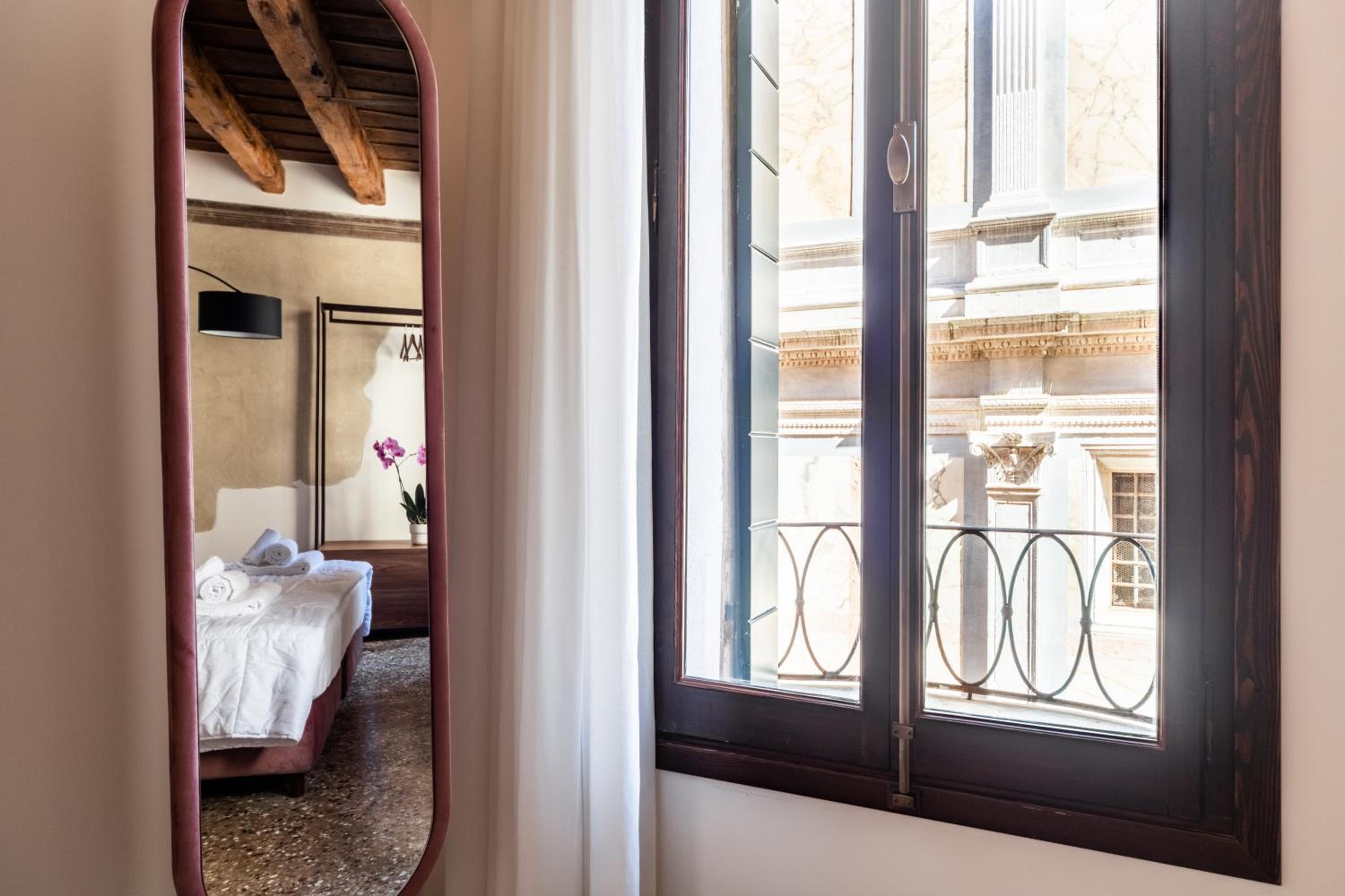 Palazzo Miracoli Apartments