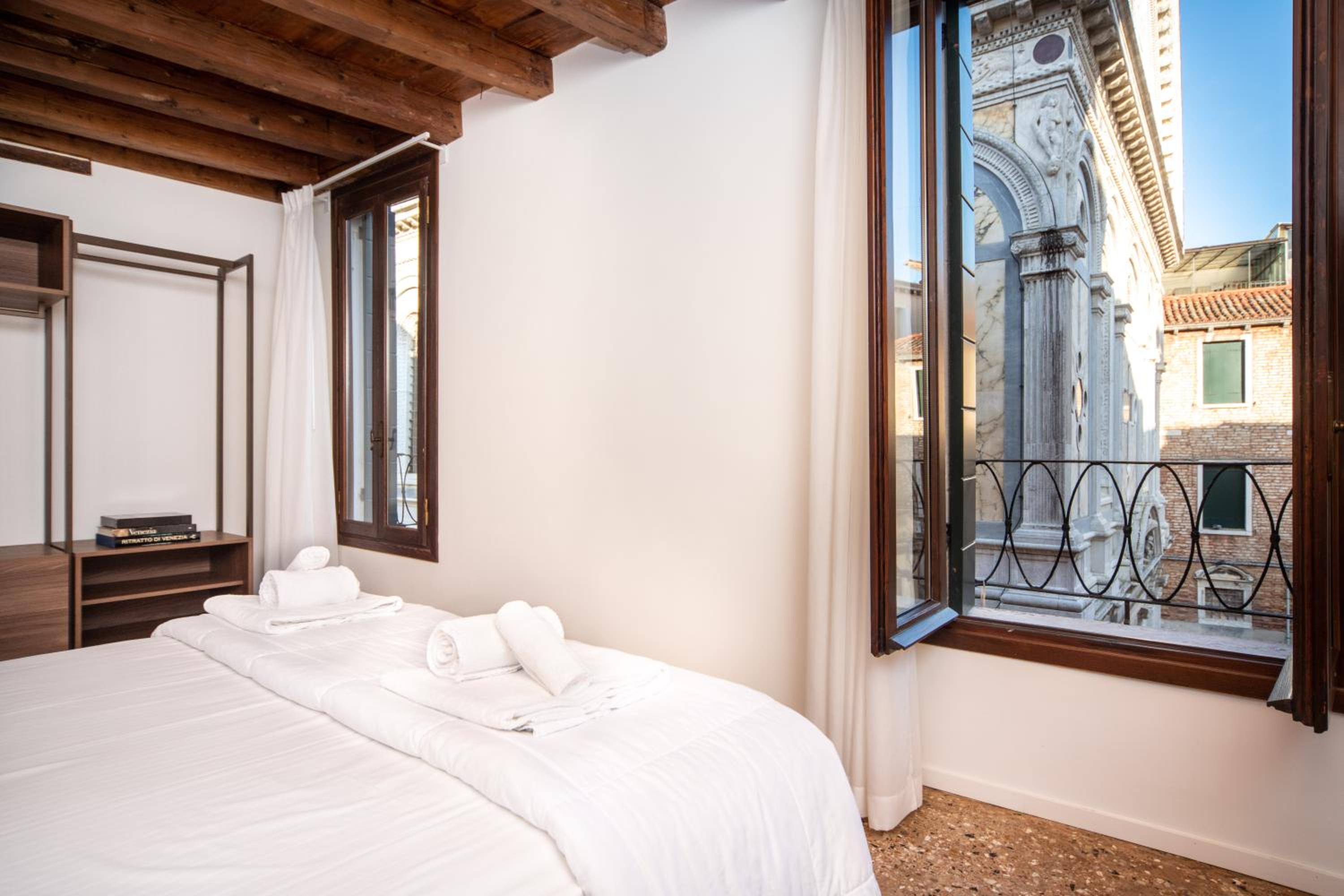 Palazzo Miracoli Apartments