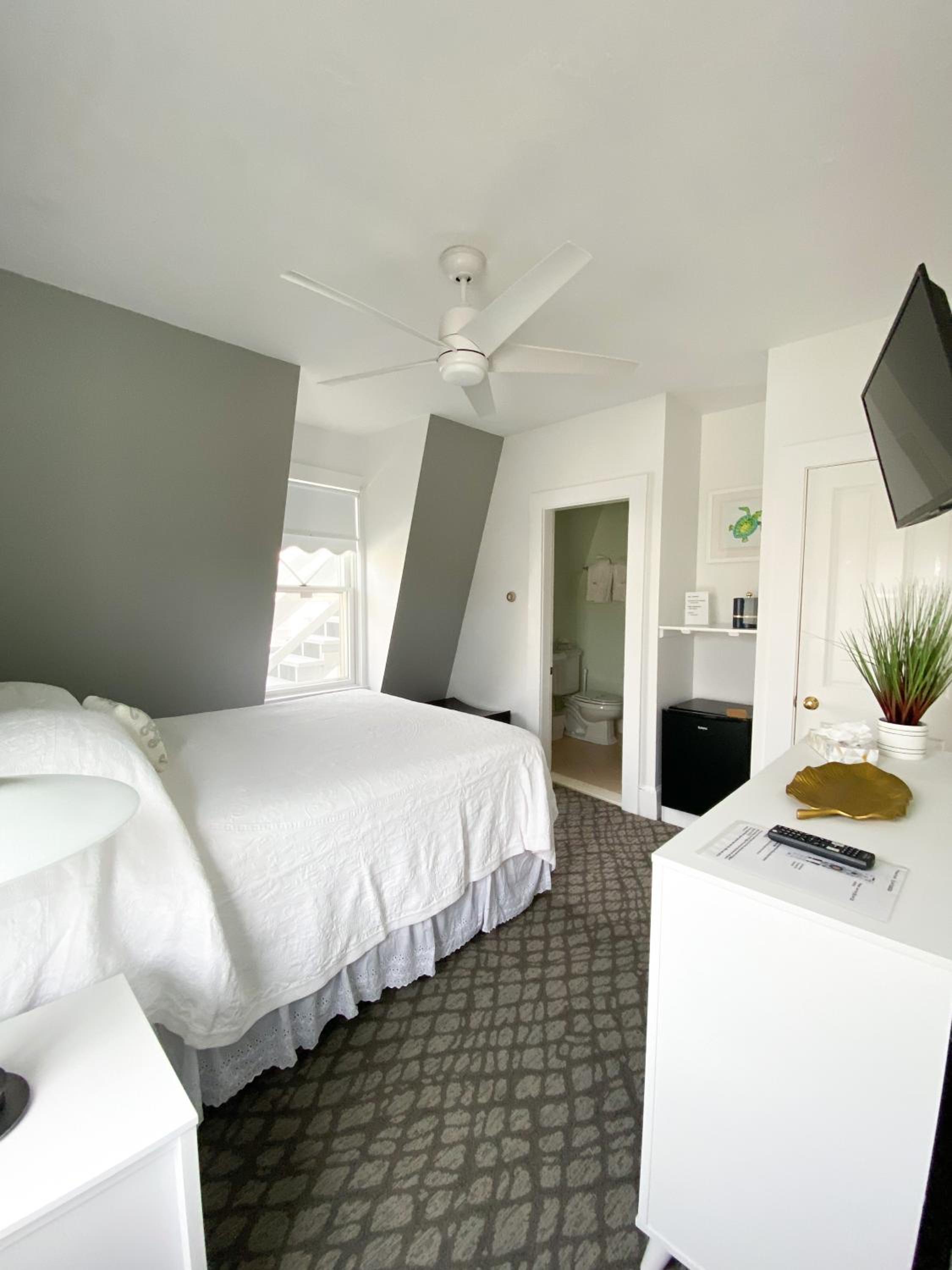 By The Sea Guests Bed & Breakfast and Suites