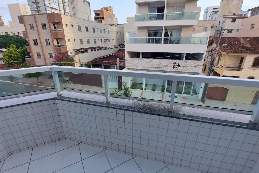 Lindo apartamento com Wi-Fi a 370m da Praia do Morro, próximo ao Marlim Azul e à Av Paris